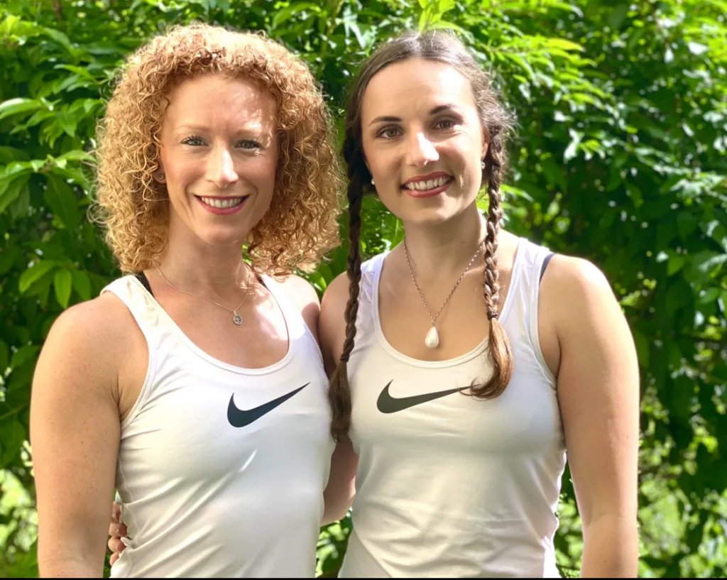 Lina und Antonia, Schwimmtrainerinnen bei Babyschwimmen Hamburg, lächeln gemeinsam in die Kamera