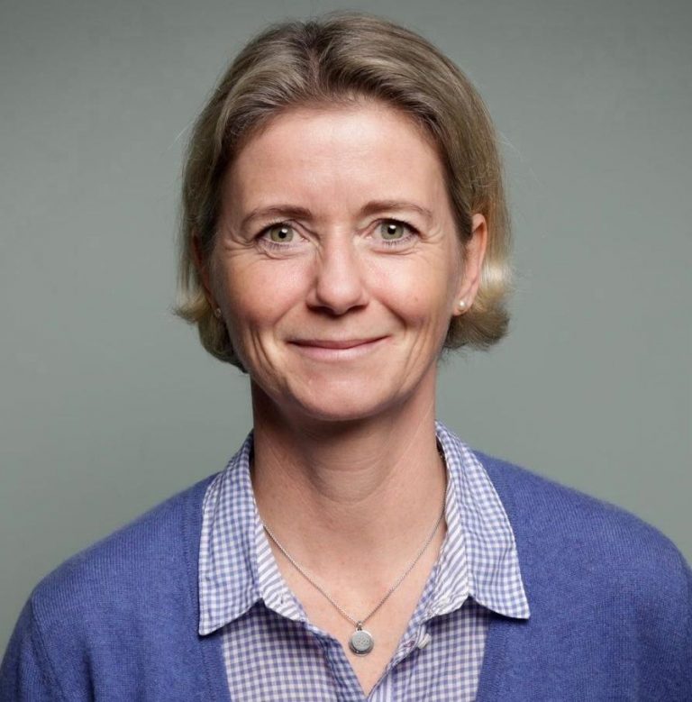 Portrait von Yvonne, einer glücklichen Kundin von Babyschwimmen Hamburg